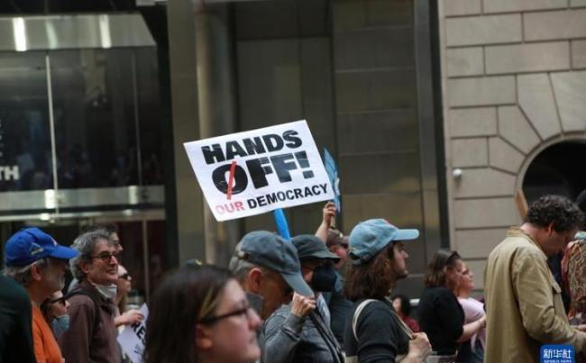 邵永灵:特朗普中期选举危险 支持率持续下滑