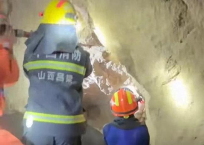 山西吕梁消防员救坠井初中生