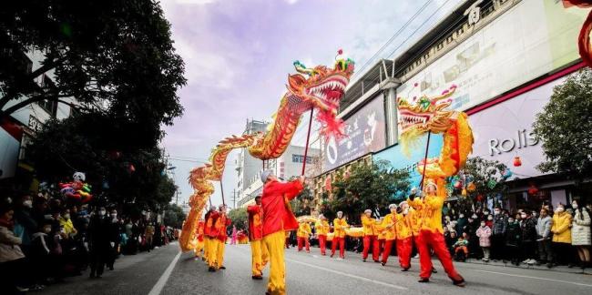陕西洋县社火巡游闹元宵 千年传统焕新彩