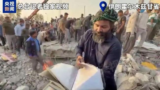 伊朗挖墓穴安葬空袭遇难女孩 无声见证悲剧