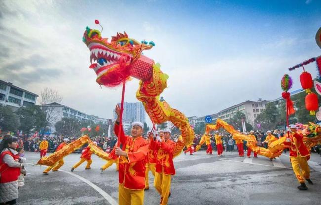 陕西洋县社火巡游闹元宵 千年传统焕新彩