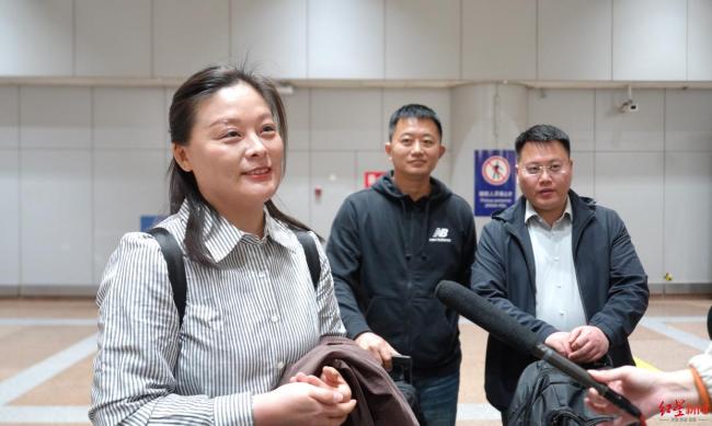 看到中国国旗心就踏实了 从冲突中平安回国