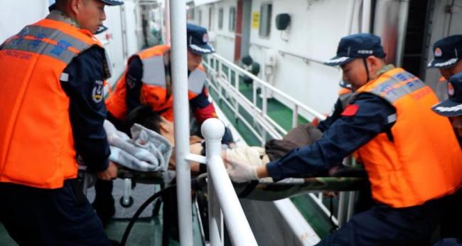 渔民被缆绳打断手臂海警紧急救援 危急时刻显身手