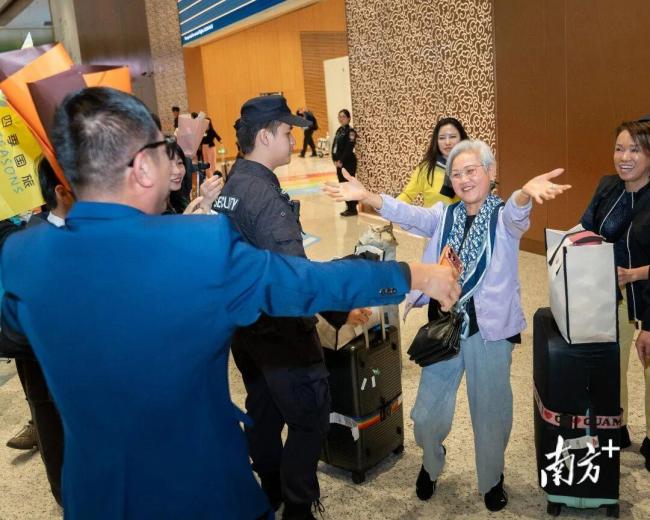 首架迪拜返回广州航班舱内视角：落地后一片掌声和欢呼 心也跟着落地了