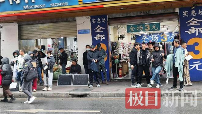 广州制衣村工人月入轻松过万 招工市场热闹非凡