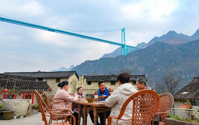 贵州跨越天堑的钢铁脊梁 空中桥梁引领发展新高度