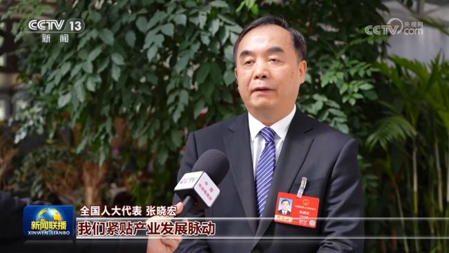 来自苏州大学的全国人大代表张晓宏向总书记汇报了他们学校在科技创新和产业创新融合方面的尝试和做法。苏州大学通过校企携手，建起创新联合体200多个。