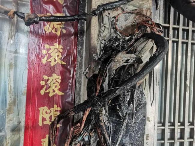 浙江台州一充电桩突然起火 深夜险情惊心