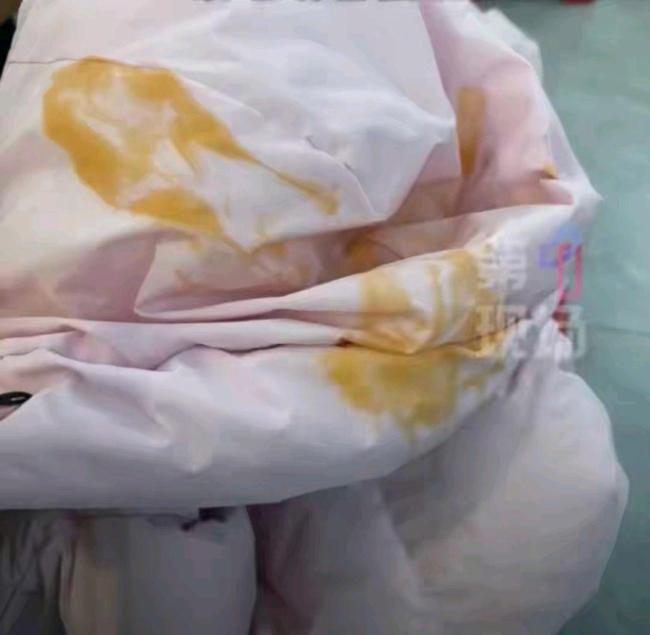 女子拿错凳子归还后被对方往帽子泼汤 小事引发大冲突