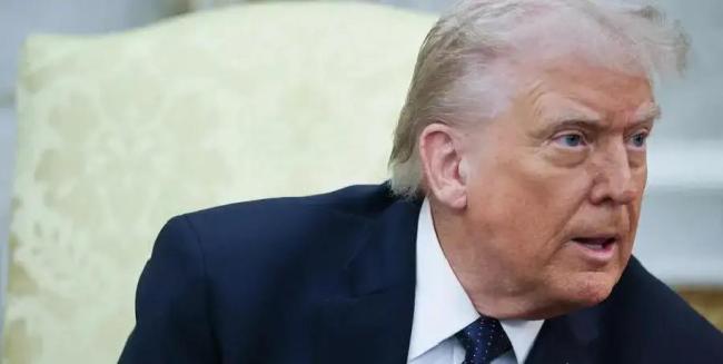 特朗普称泽连斯基是与俄罗斯达成协议的障碍，“他没有筹码，现在筹码更少了”，并坚称普京愿意合作 谈判陷入僵局