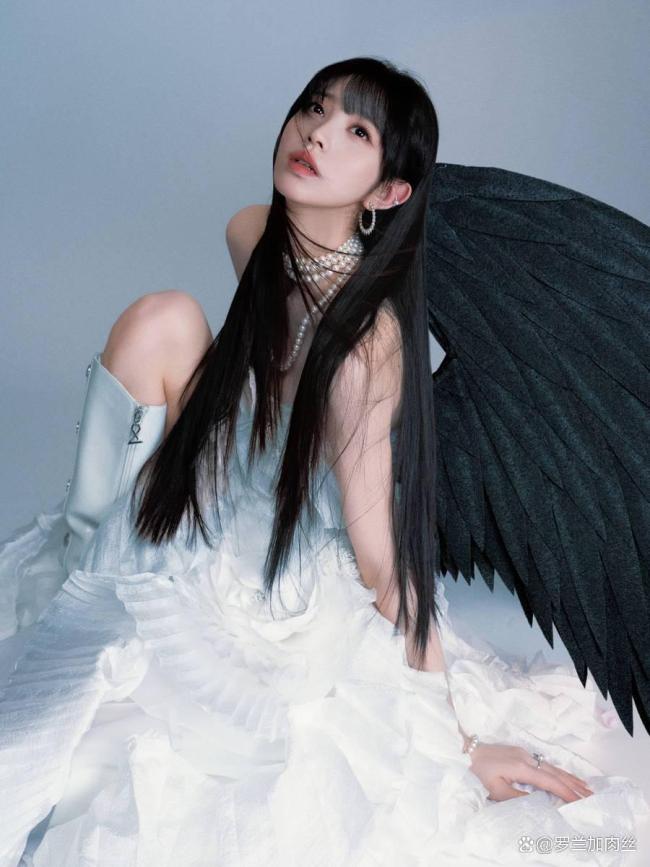 田曦薇一袭白裙甜度拉满 又纯又欲风格尽显