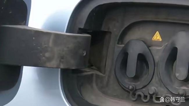 男子花7万买车 充满电要9小时 充电难题引热议