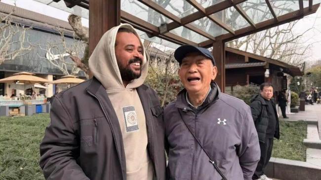 98岁爷爷在西湖边火了 流利英语征服网友