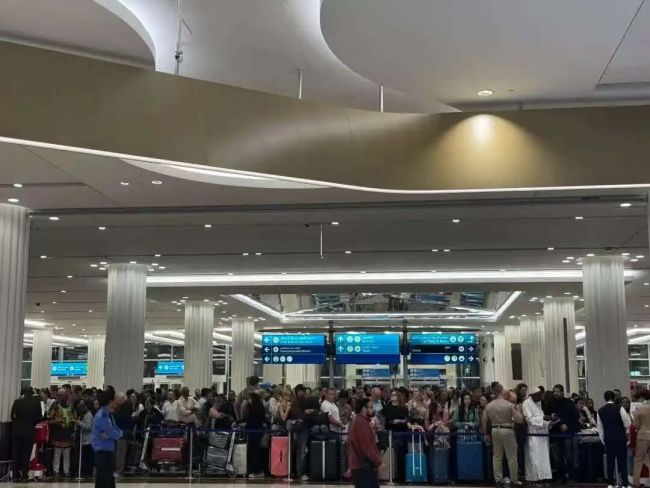 滞留迪拜6天，7次航班取消，她咬牙买下54000元机票 战火中的艰难归途