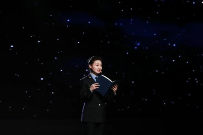 向每一位闪闪发光的她致敬 双面女警的多彩人生