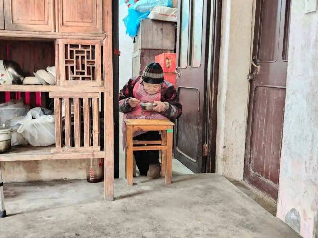 102岁奶奶已50多年没进过医院