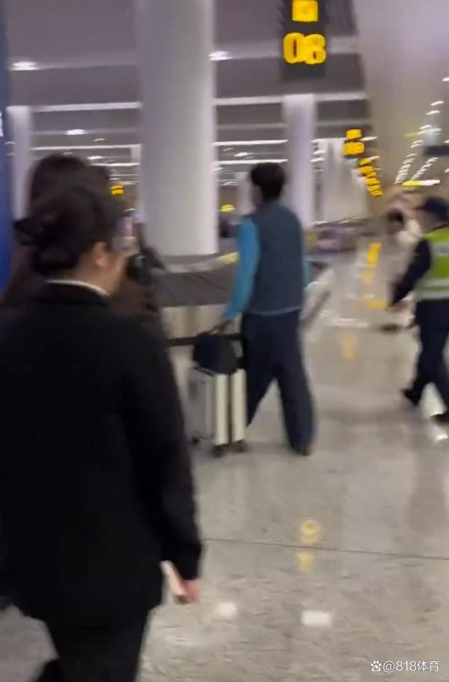 王楚钦清晨飞抵重庆8大金刚护驾 新科冠军风采依旧