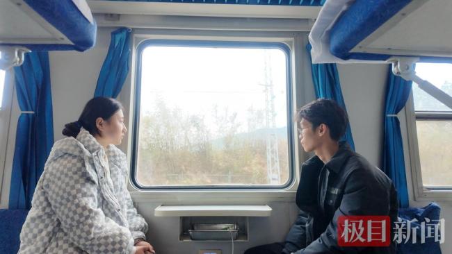 夫妻带2岁娃坐20小时车南下打工 千里求生计