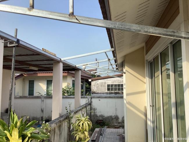 物业撤场后小区有人开始圈地建院子