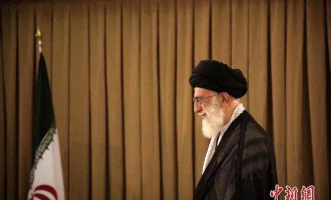 伊朗民众走上街头誓言支持穆杰塔巴