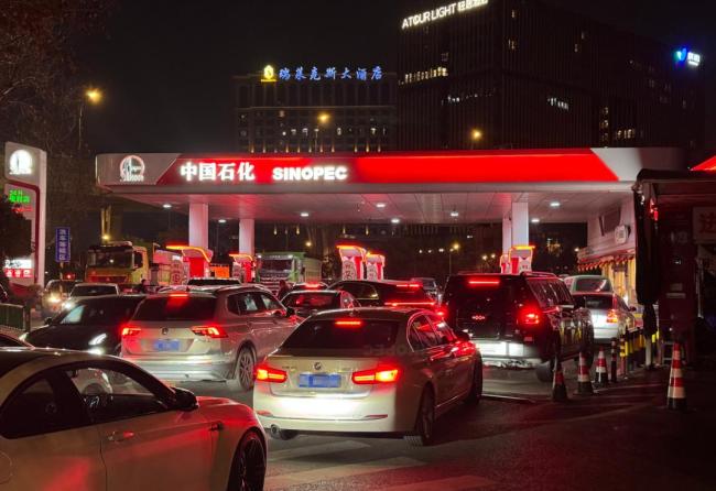杭州多地加油站排起长队 油价上涨引市民抢加