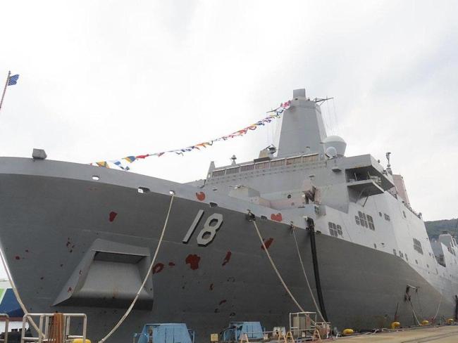 美军最活跃进攻基地遭重创 波斯湾火光冲天