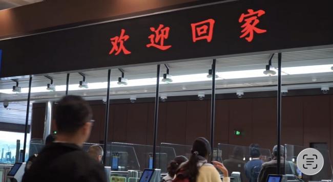 “欢迎回家！”百余名中国同胞已从中东平安飞抵北京 祖国真好