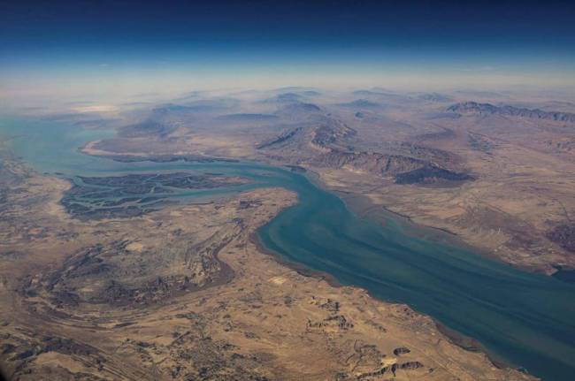 韩股跌超7%触发暂停交易 霍尔木兹封锁引发股市动荡