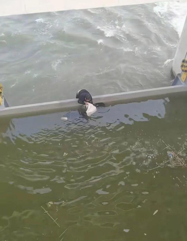 男子跳入河道闸口勇救落水女子