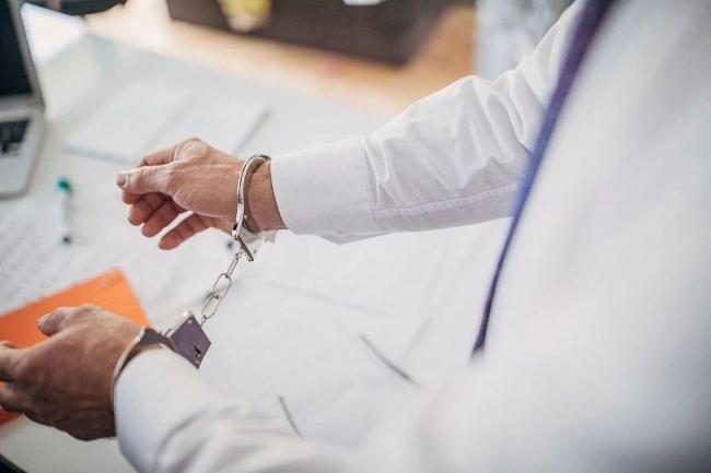 欲用国家秘密换绿卡 出境前被抓