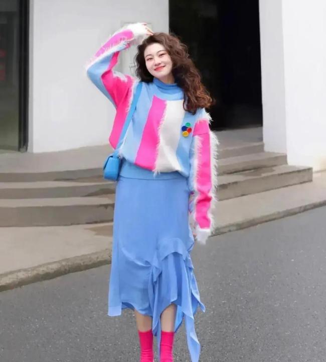 春季彩色毛衣搭配技巧