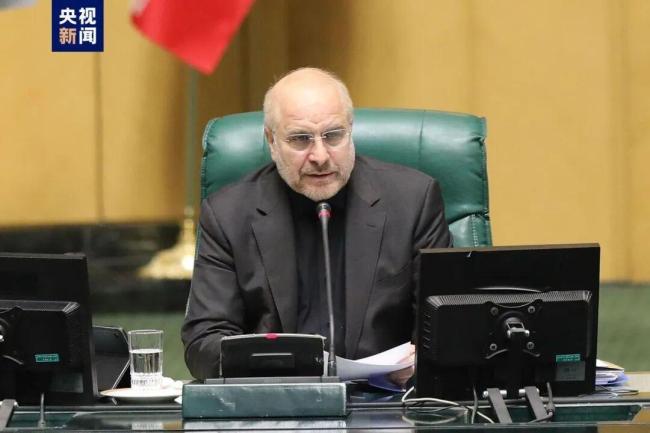 油价即将调整，加油站排起长队 车主纷纷加满油箱