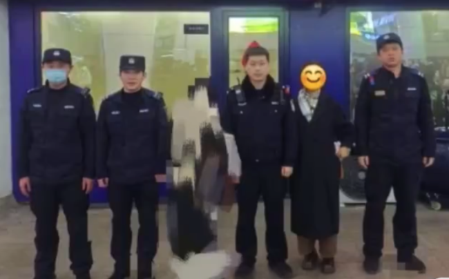 大姐西站上个厕所包落了忙坏民警 网友：给民警点赞，但尽量别让蜀黍们刷“通宵副本”