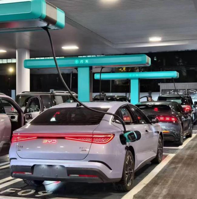 比亚迪闪充如何兼顾高安全和长寿命 全链路离子“闪通”技术体系革新