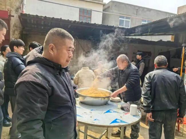 河南村民自发修路 5天省近30万 团结力量大