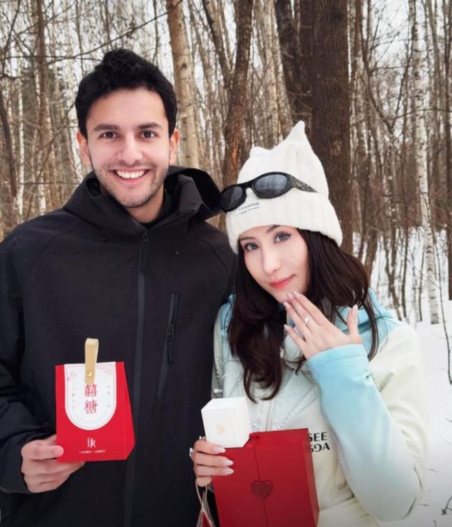 伊拉克记者方浩明未婚妻宣布订婚 跨国恋情获祝福