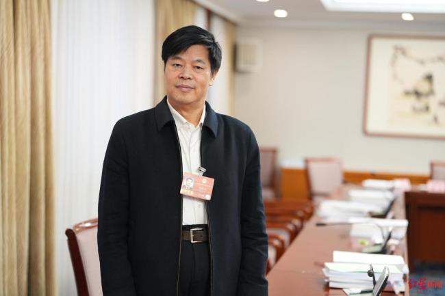 郑功成:“一刀切”调整养老金不现实 应持续渐进提升