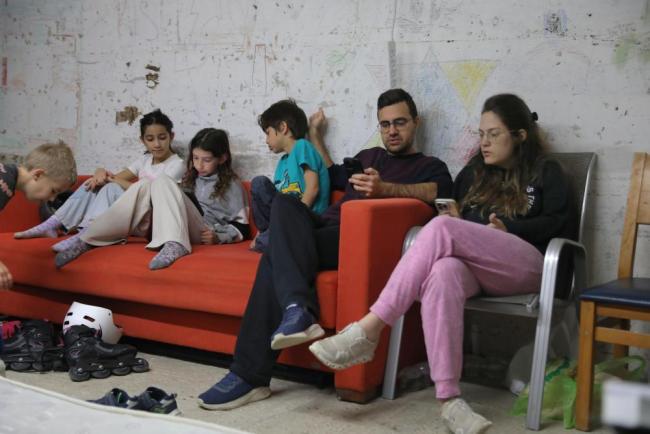 以色列人在防空设施中躲避导弹袭击