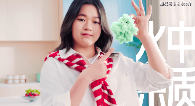 全红婵官宣个人全球代言，披肩长发造型亮相广告片，大方又可爱