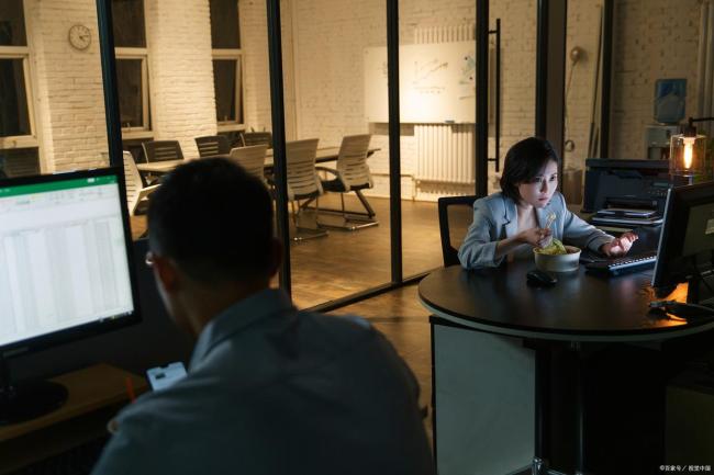 建议上夜班前打坐3到5分钟 静心五分钟，胜过咖啡三杯