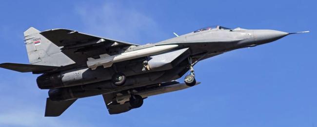 塞尔维亚米格29挂中国导弹亮相