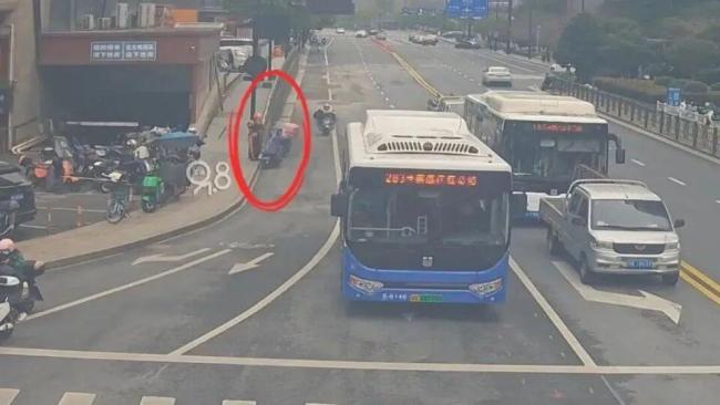 外卖小哥送餐途中救下600多户人家