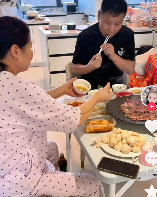 亲妈生病住院后妈忙前忙后照顾 罕见和睦相处