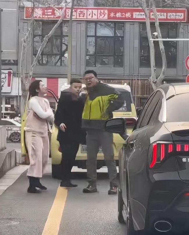 扬州扇耳光事件后续 违章停车引发冲突