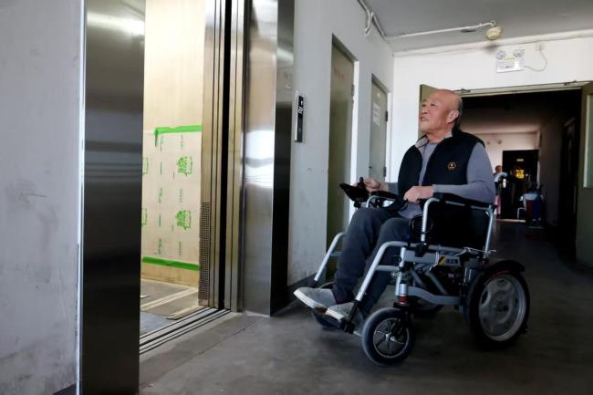 西城牛街老楼两部电梯焕新 居民喜迎便捷生活