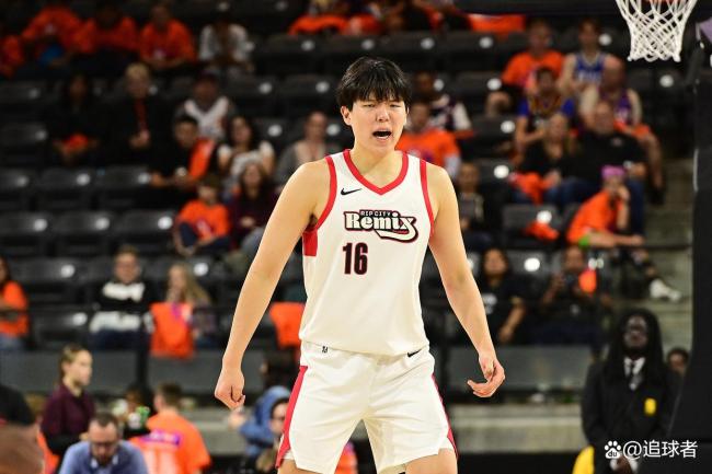 王者归来!杨瀚森拿下19分后背部受伤离场 稍作处理后重新带伤登场