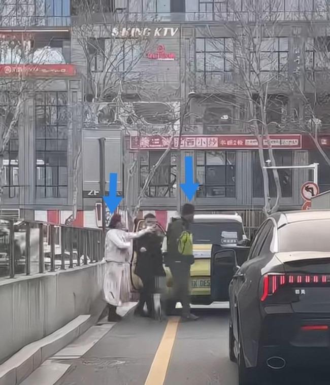 扬州扇耳光事件后续 违章停车引发冲突