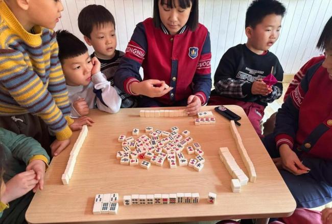 妈妈深夜出门打麻将孩子跑出家门哭喊 家长责任何在