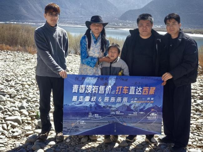 2男子打车去珠峰司机净赚1万 圆梦珠峰大本营