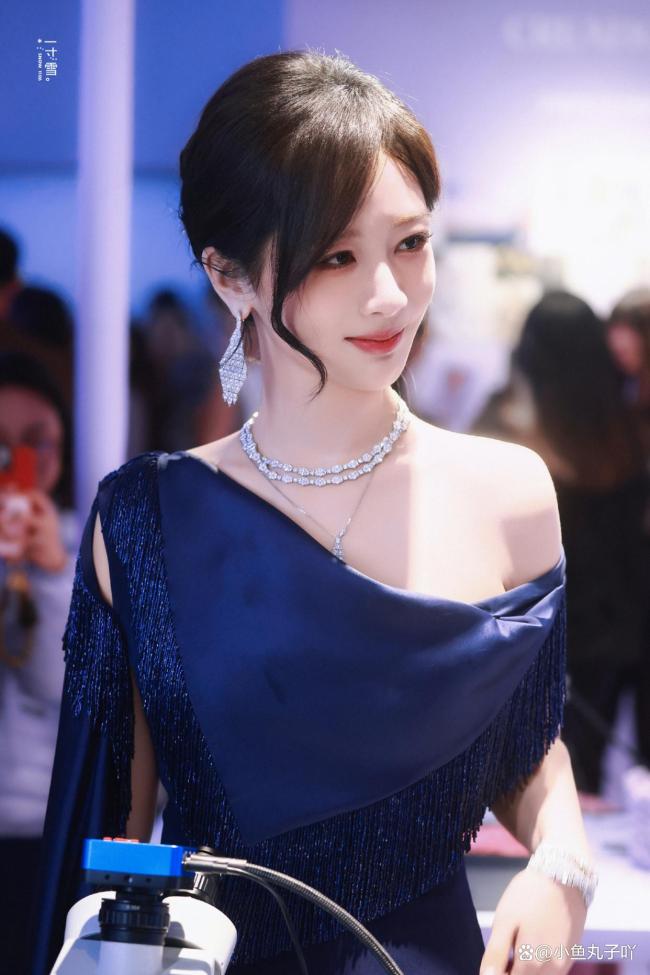 杨紫向品牌方赠汉服引咋舌